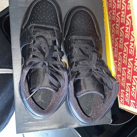 Air Jordan 1 Mid GS - Picture 3 of 6